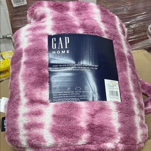 GAP Home Cozy Pink and White Sherpa King Sized Comforter + 2 King Shams NEW!